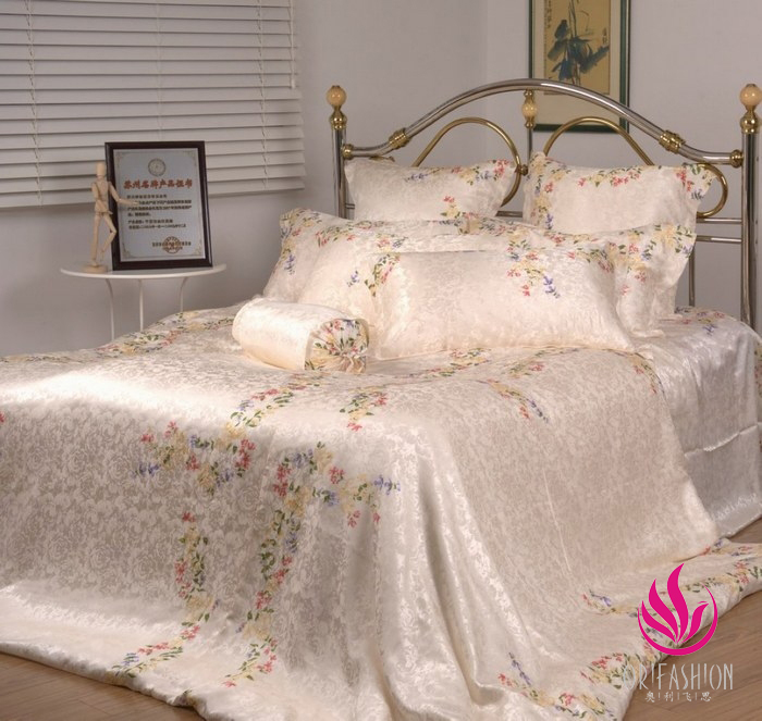 Orifashion Silk Bed Sheet Printed with Floral Patterns Queen Siz